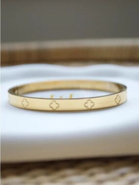 Clover Accent Bangle Bracelet Q1261
